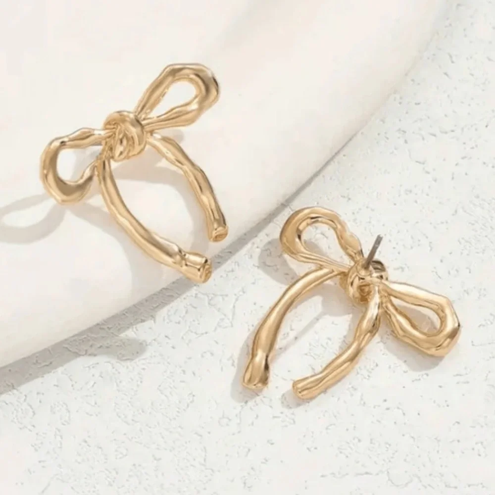 Buy It Now! Gold bow stud earrings - Picture 2 of 3